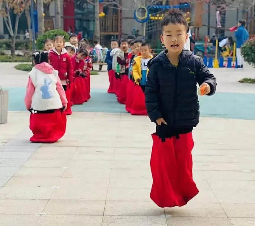 欢“趣”运动 乐享童年 | 幼儿园锻炼进行时 · 配图
