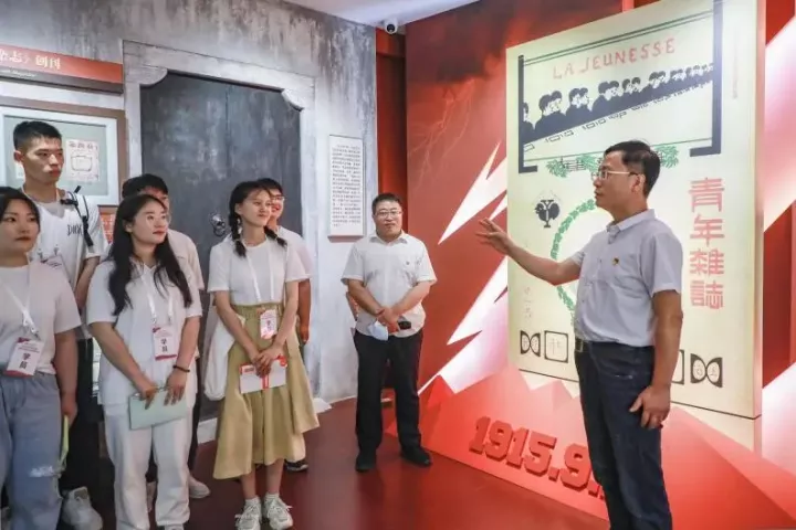 重磅！2021年全国十大教育新闻新鲜出炉 · 配图