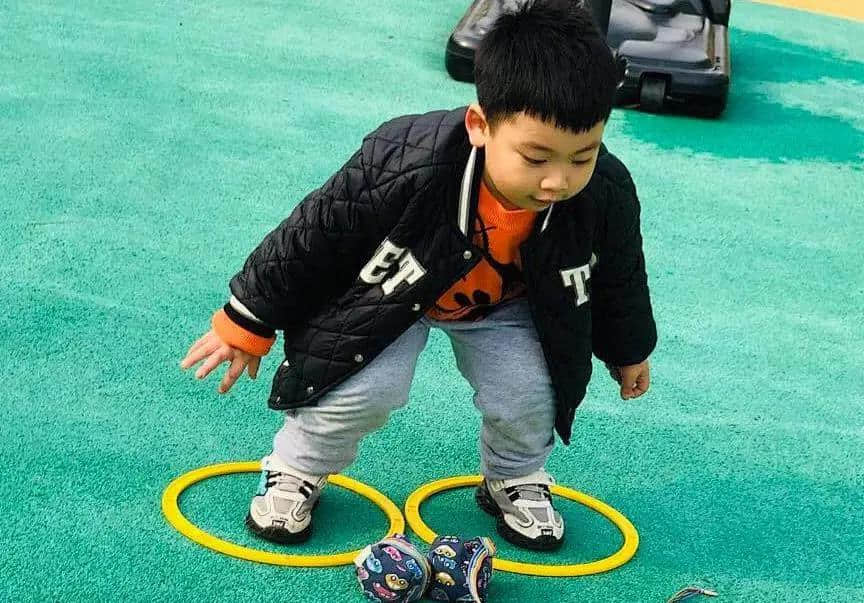 欢“趣”运动 乐享童年 | 幼儿园锻炼进行时 · 配图