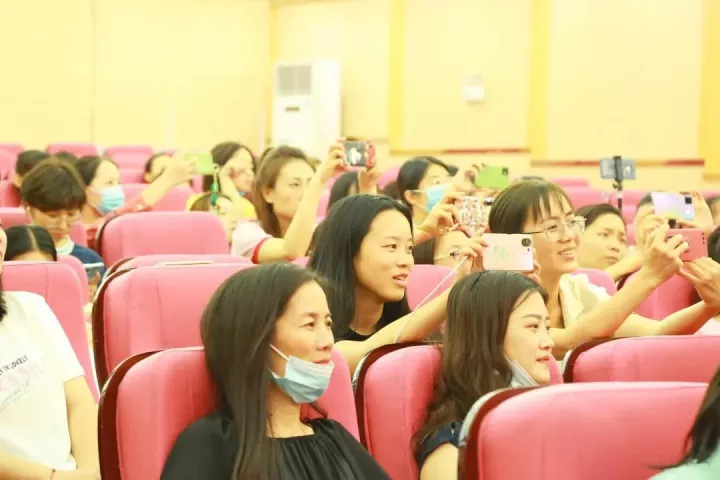 名师引领 共促成长——《幼儿快乐阅读》 · 配图