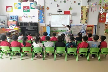 幼儿园超前教育的危害 · 配图